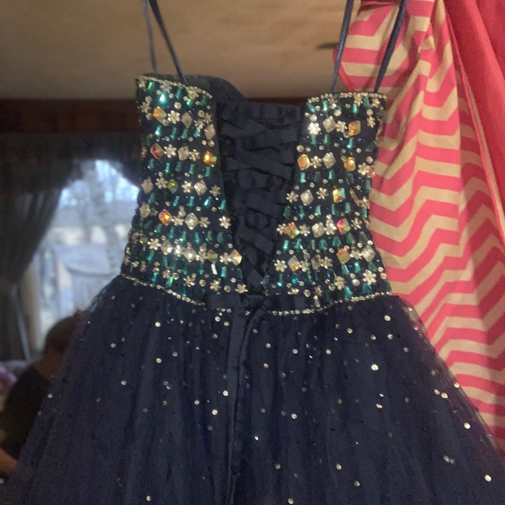 I’m selling my prom dress it’s only been worn once but I have no use for it